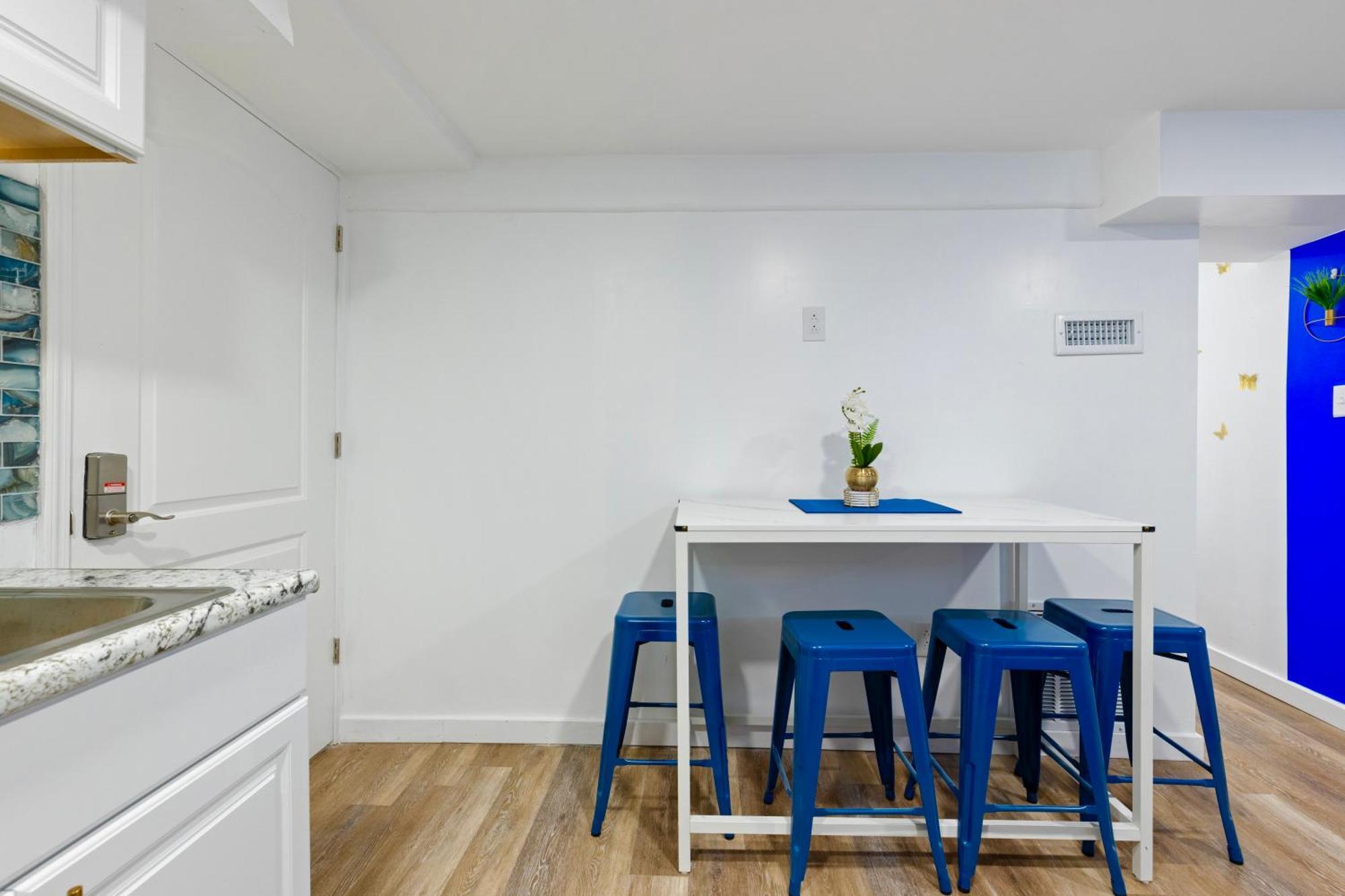 The Sapphire Haven - Your Old Brooklyn Oasis Awaits Families, Couples, Business Travelers Near Downtown With Parking, 300 Mb Wifi & Self Check-In Cleveland Exterior photo