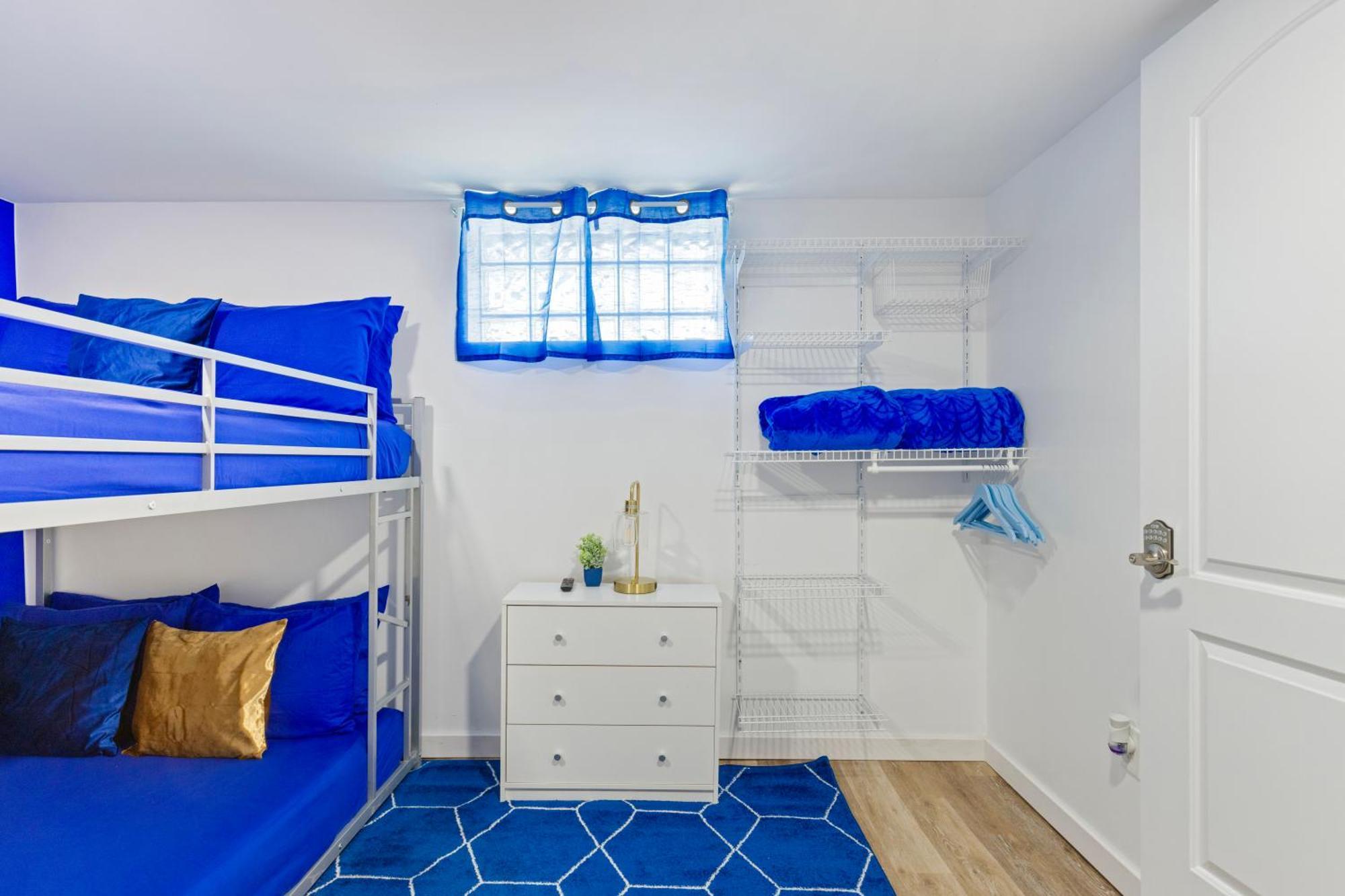The Sapphire Haven - Your Old Brooklyn Oasis Awaits Families, Couples, Business Travelers Near Downtown With Parking, 300 Mb Wifi & Self Check-In Cleveland Exterior photo