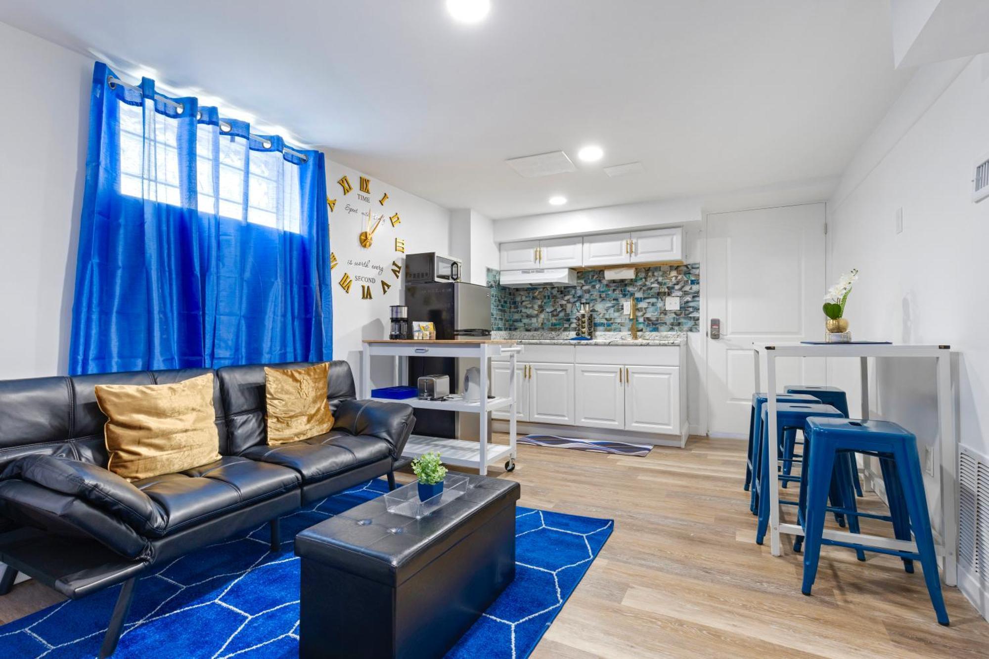 The Sapphire Haven - Your Old Brooklyn Oasis Awaits Families, Couples, Business Travelers Near Downtown With Parking, 300 Mb Wifi & Self Check-In Cleveland Exterior photo