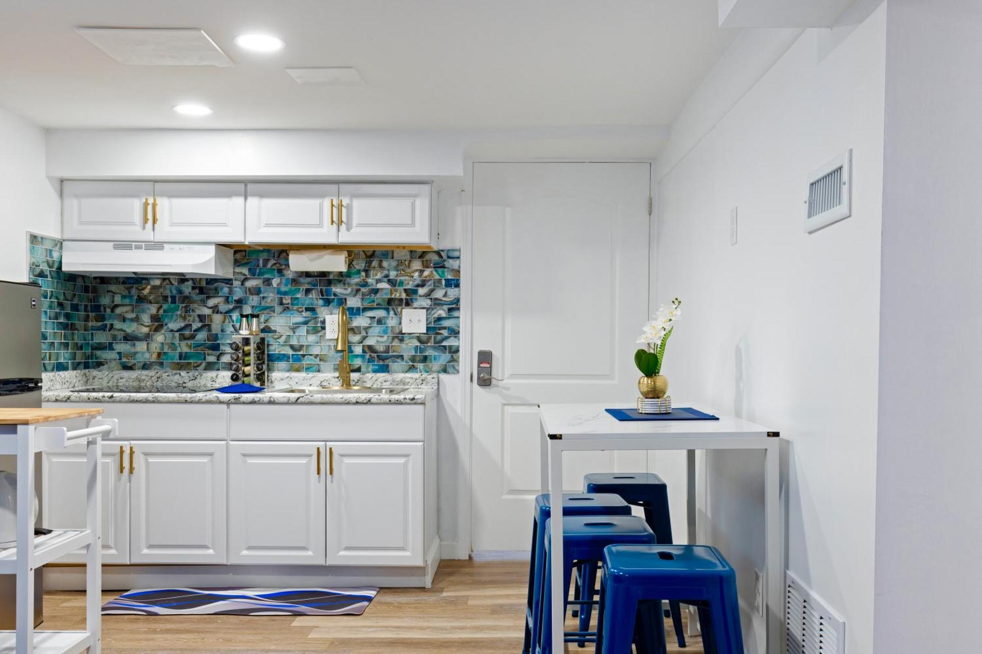 The Sapphire Haven - Your Old Brooklyn Oasis Awaits Families, Couples, Business Travelers Near Downtown With Parking, 300 Mb Wifi & Self Check-In Cleveland Exterior photo