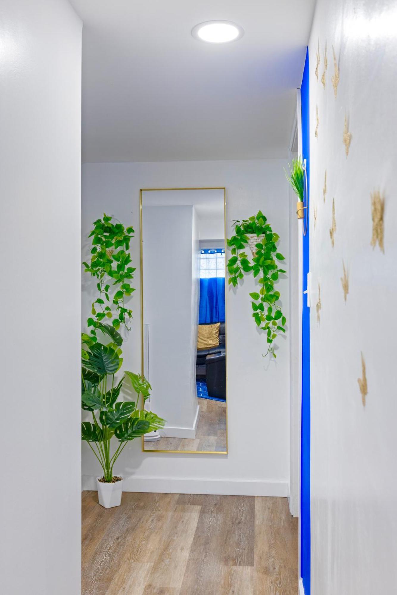 The Sapphire Haven - Your Old Brooklyn Oasis Awaits Families, Couples, Business Travelers Near Downtown With Parking, 300 Mb Wifi & Self Check-In Cleveland Room photo